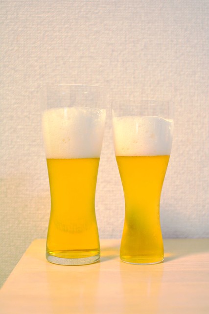 うすはりグラスとニトリで購入したビアグラスでビールを飲み比べ