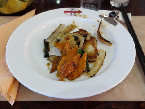 Eigenkomposition Teppayaki-Grill: Butterfisch mit Zwiebeln, Lauch, Möhren, Bambussprossen und Hoisin-Soße