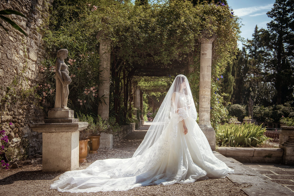 [somewhere in Avignon] bride in the garden