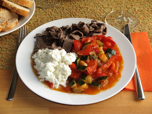 Extra dünn geschnittenes Rindfleisch zu Paprika und Zucchini in Tomatensugo sowie Mozzarella