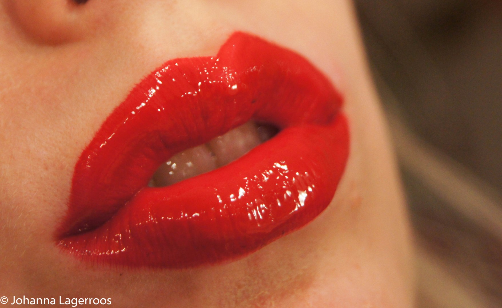 glossy red lips
