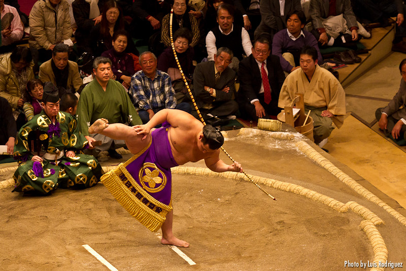 Ceremonia del arco que da por finalizado un torneo oficial de sumo