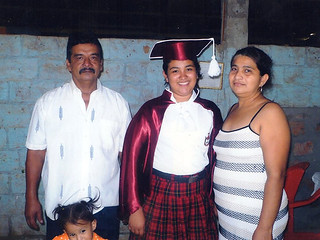 Jazmina con sus padres después de su graduación