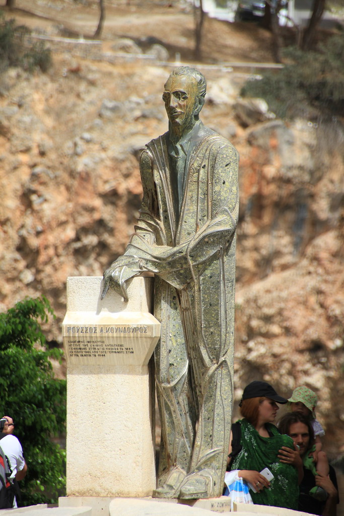Agios Nikolaos statue