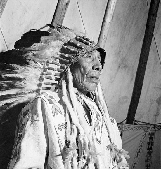 Chief One Spot of the Sarcee people in traditional dress at Teepee Village, Victoria Park... / Le chef One Spot du peuple des Sarcis porte des vêtements traditionnels dans le village Teepee du parc Victoria...