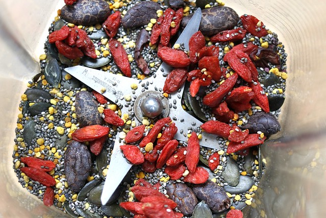 Raw Organic: Goji Berries, Cacao Beans, Chia Seeds, Bee Pollen, Pumpkin Seeds in the Vitamix !