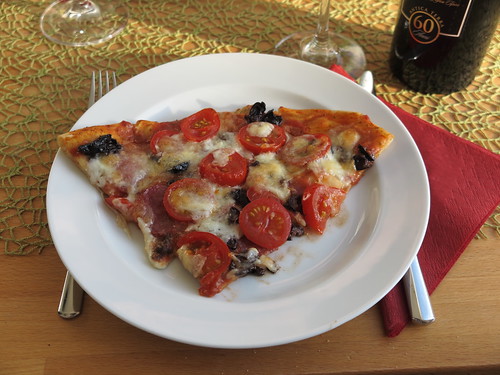 Pizza mit Eichsfelder Stracke, Tomaten, Oliven und Mozzarella (Stück)