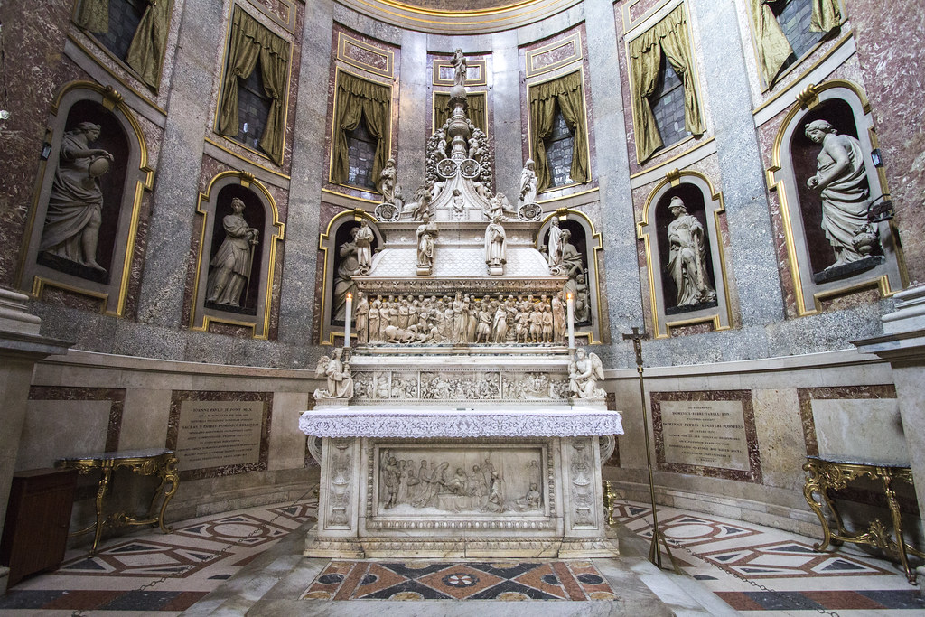 Tombe de Saint Dominique dans la basilique San Domenico à Bologne - Photo de  Fr Lawrence Lew, O.P.