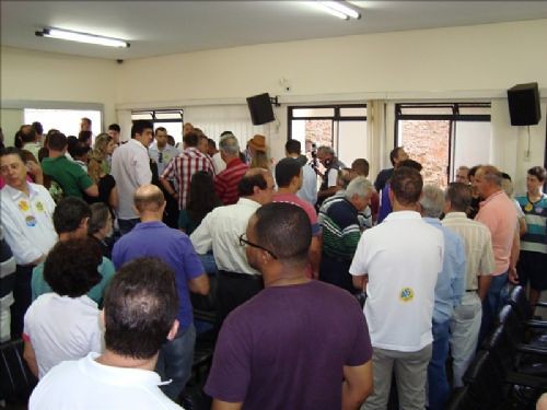 Aécio Neves faz campanha de eleição na Minasul em Varginha