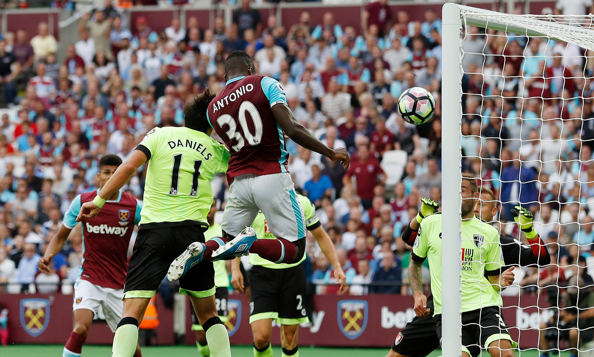 Záložník West Hamu Michail Antonio hlavičkuje míč do sítě Bournemouthu