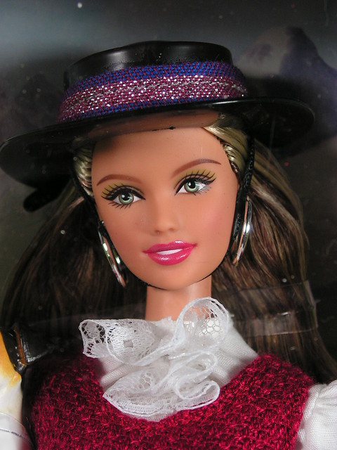 2011 Barbie Dolls Of The World Chile W3494 Indonesia (2)