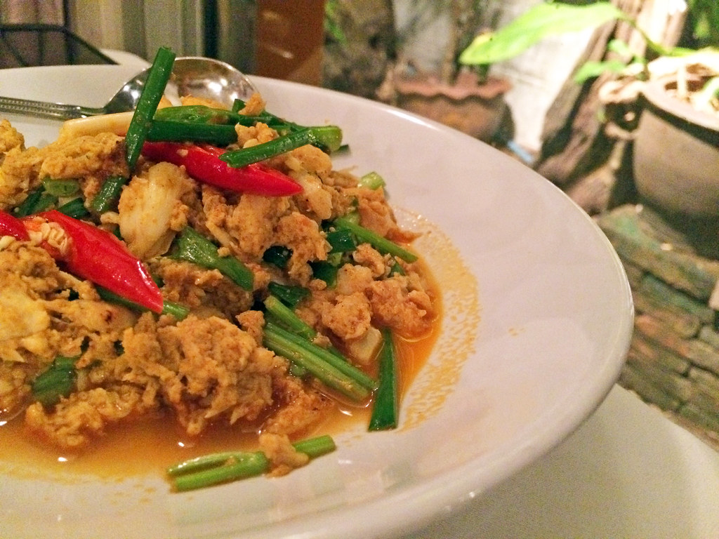Stir-fried crab with curry powder, egg, milk, chili oil and celery