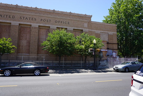 地震で大きく壊れた郵便局