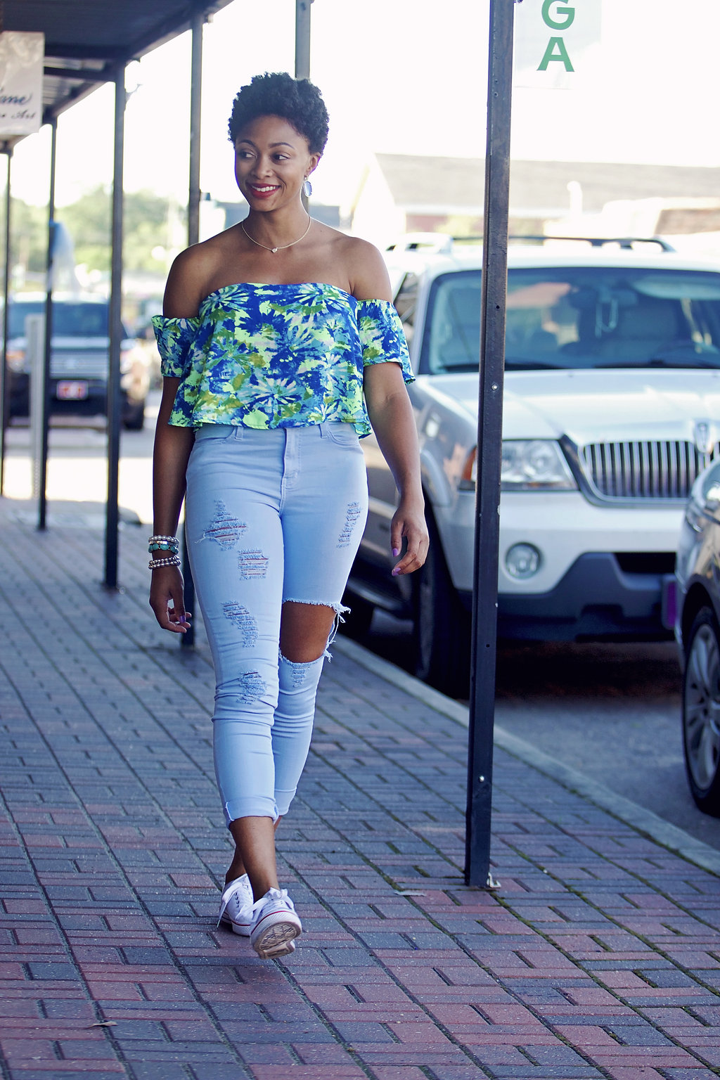 how to wear distressed jeans, the beauty beau