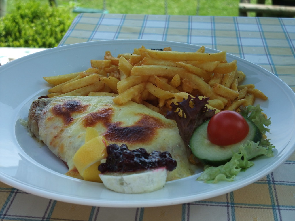 Schnitzel &amp;quot;Schweizer Art&amp;quot; (mit Käse überbacken) und Pommes… | Flickr