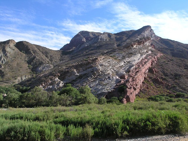 Layered ridge; cerca de Huanacuno, Departamento de Potosí, Bolivia