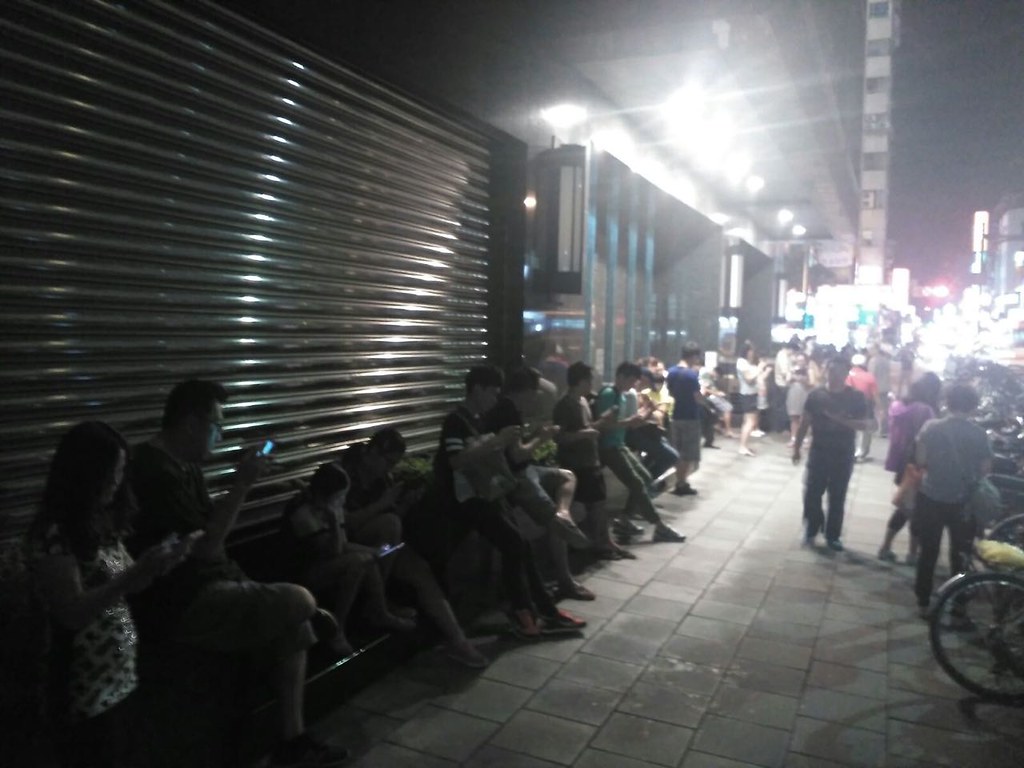 Jugadores cazando Pokémon en las calles del centro de Taipei (¡Gracias a Joyce por la foto!)
