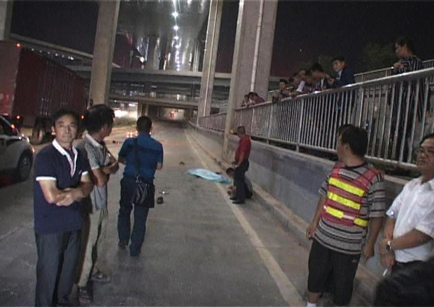 Man killed by a drunk driving migrant workers escaping after 2 kilometers lies asleep
