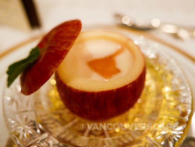 Noborioji Hotel Nara/Apple foam and jelly served in a fresh red apple