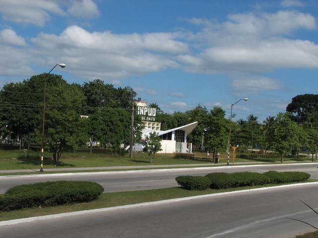 Entrada y salón de reuniones con forma de gaviota de la fábrica EINPUD, Santa Clara, Villa Clara, Cuba. 2009