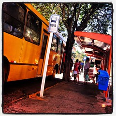[Foto] Parada de ônibus cultural, com livros, revistas, TV e wi-fi, aqui em São Borja