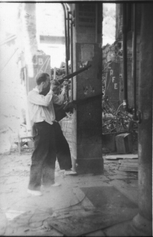 Milicianos en Toledo durante la guerra civil, asedio del Alcázar, verano de 1936. Fotografía de Santos Yubero © Archivo Regional de la Comunidad de Madrid, fondo fotográfico