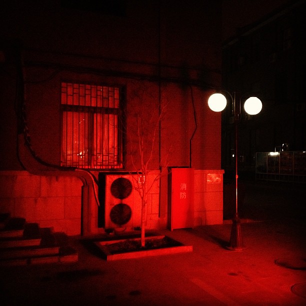 墙与灯 #china #beijing #light #dark #shadow #wall #red #peaceful #aircondition #window #winter #footstep #night