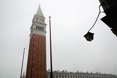 Il campanile di San Marco con la neve
