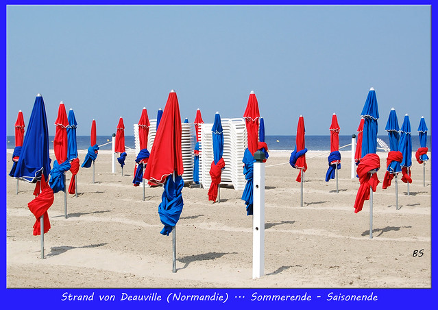 Mondändes Seebad Deauville in der Normandie ... Sonnenschirme, Strand, Meer, blauer Himmel ... Fotos und Collagen: Brigitte Stolle