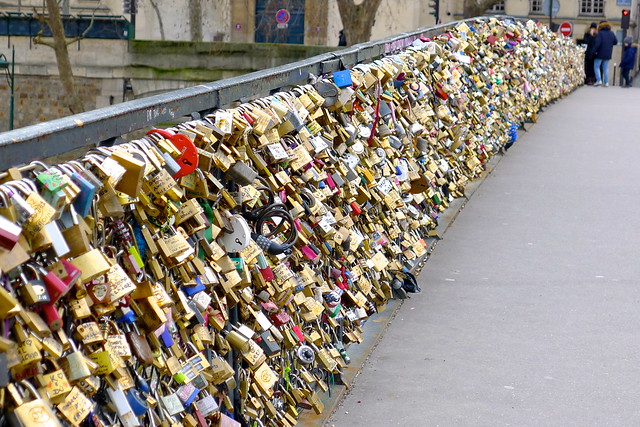Offrez-vous un cadenas d'amour parisien aux enchères !