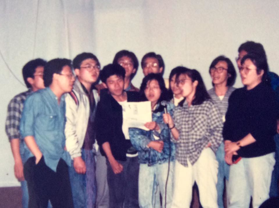 1990年寒假「清流工作隊」在善化茄拔集訓晚會的小組表演。當中，就有現今擔任高雄市文化局局長的史哲。（圖／林正慧提供）