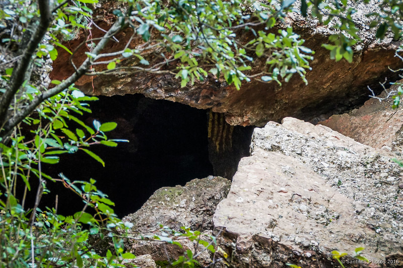 La cueva de la Font de l'Esllavissada