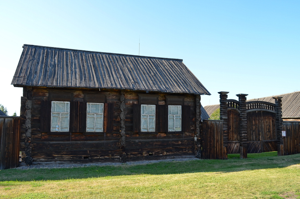 Шушенское красноярский край. Дом зажиточного крестьянина село Шушенское. Шушенское крестьянские усадьбы. Шушенское Старая деревня. Шушенское музей надворные постройки.