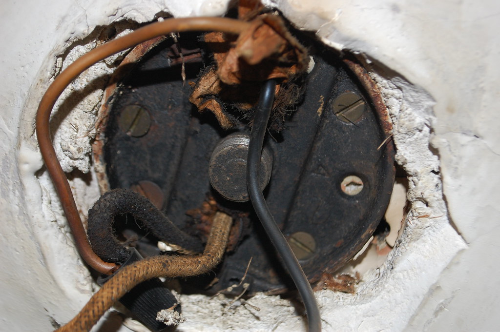 DSC_9562 | Weird shallow junction box in ceiling. I'm trying ...