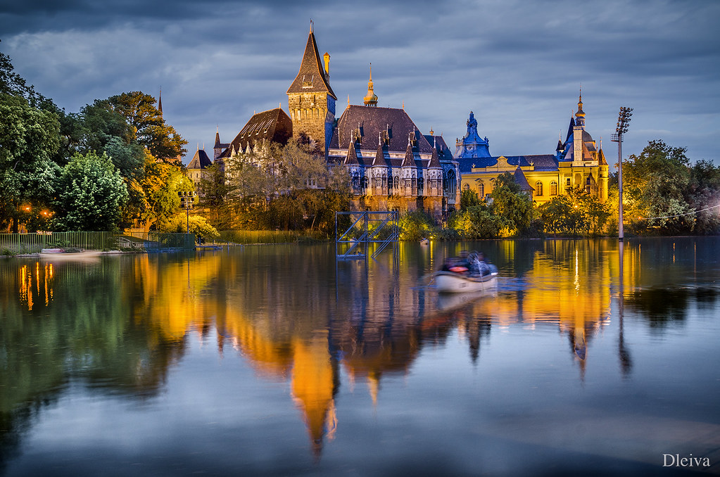 Castillo de Vijdahunyad Budapest Hungria  Un lago como 