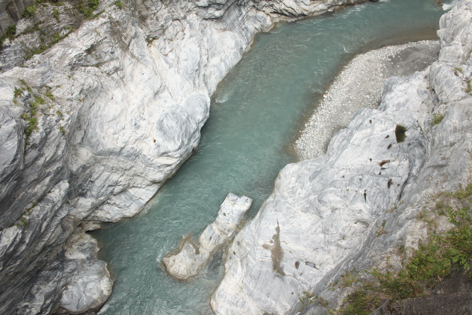 El río cruza desgastando la roca a lo largo de los siglos