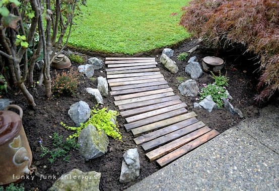 Garden pallet walkway ---