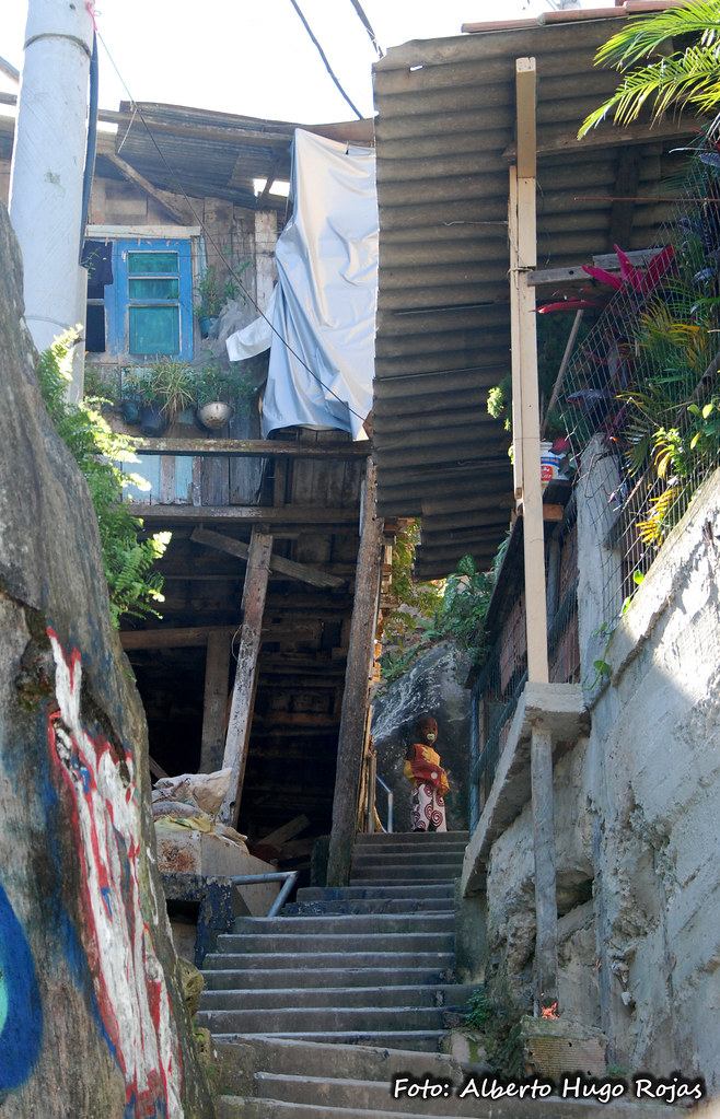 Resultado de imagen para escaleras en la favela de santa marta rio de janeiro