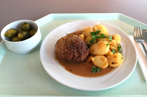 Meatball with pepper cream sauce & roast potatoes / Fleischpflanzerl mit Pfefferrahmsauce & Röstkartoffeln