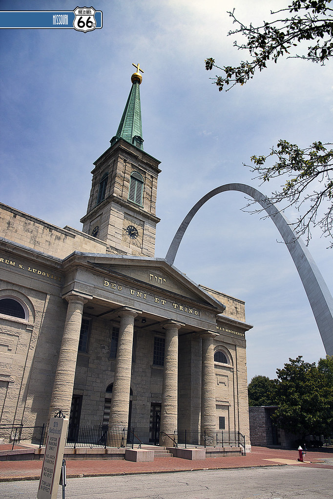 The Old Cathedral of St. Louis of France and Gateway Arch.… | Flickr