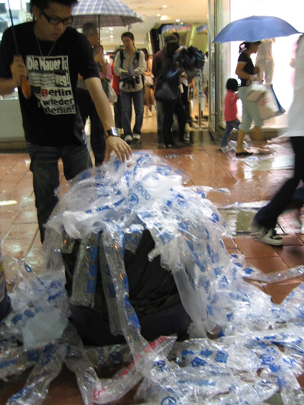一場雨即灑下一整桶的即棄傘套。照片提供：朱漢強。