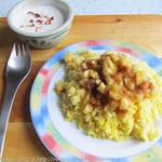 Safran-Couscous mit Trockenfrüchten und Joghurt-Dip