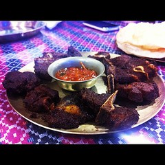 Sekhuwa: grilled lamb with a mild tomato based dip. NYAMAN!!!