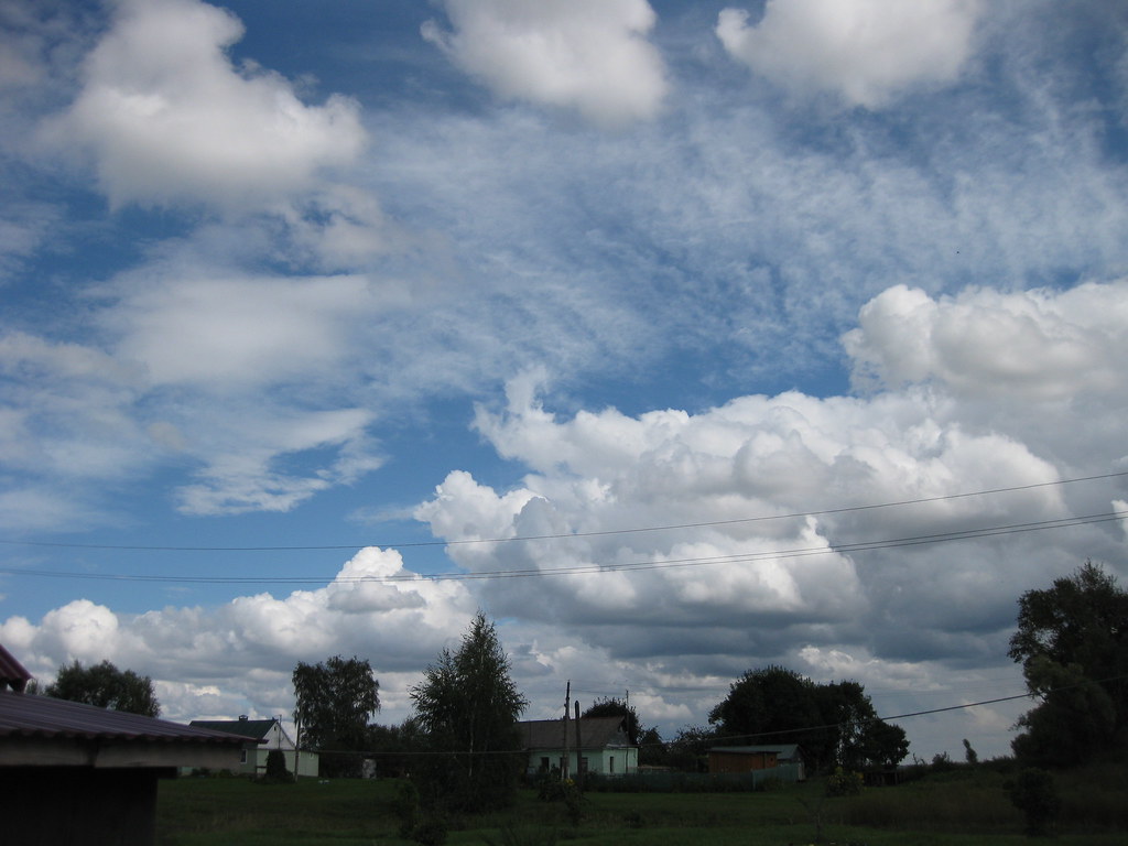 Красивые облака в деревне