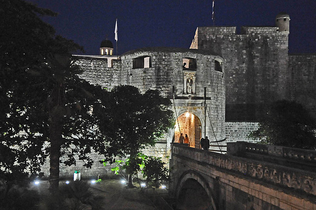 Puerta de Pile durante la noche (Dubrovnik, Croacia)
