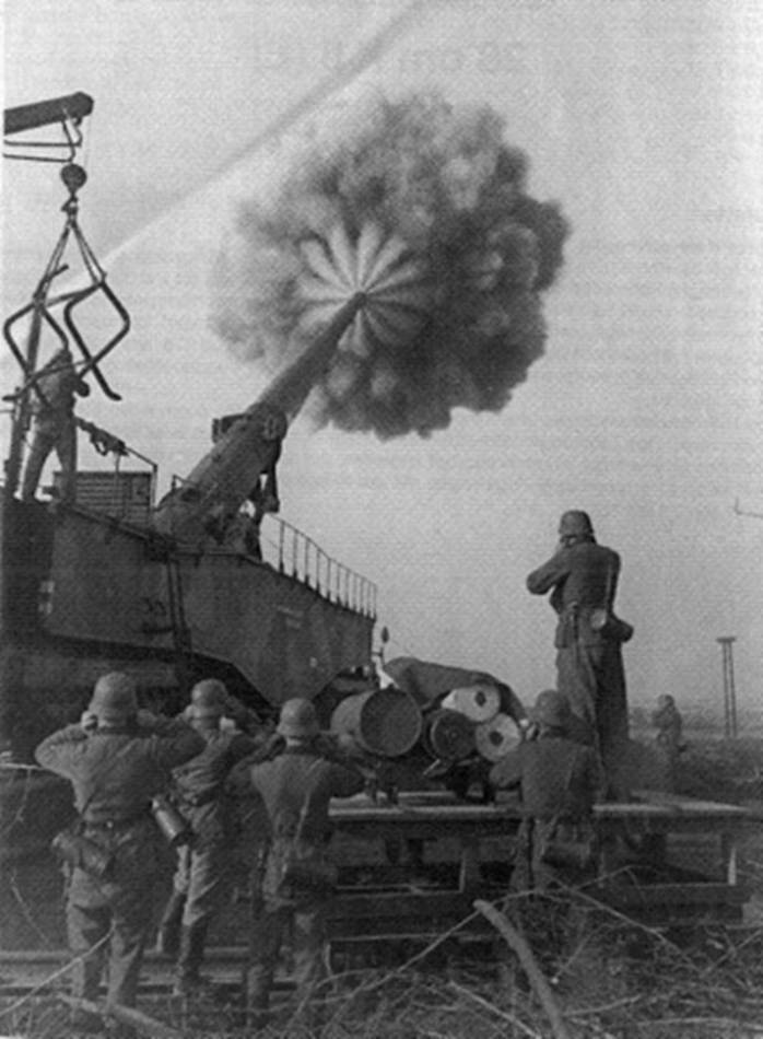 Schwerer Gustav railway gun at Sevastopol - WW2 HistoryBook