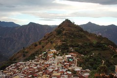 Santa María Temaxcalapan y el pico atrás, Districto Villa Alta, Región Sierra Juárez, Oaxaca, Mexico