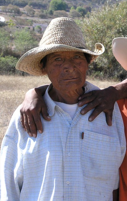 Portrait of a man harvesting wheat - Retrato de un hombre cosechando trigo; Magdalena Jaltepec, Distrito de Nochixtlán, Región Mixteca, Oaxaca, Mexico