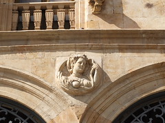 Palacio de las Salinas - Medallón de Cleopatra en la fachada