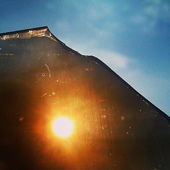 Вийшло Сонце з-за віконця. Згадав давню забавку дивитися на сонце через задимлене скло #sky #sun #smoked_glass #instamood